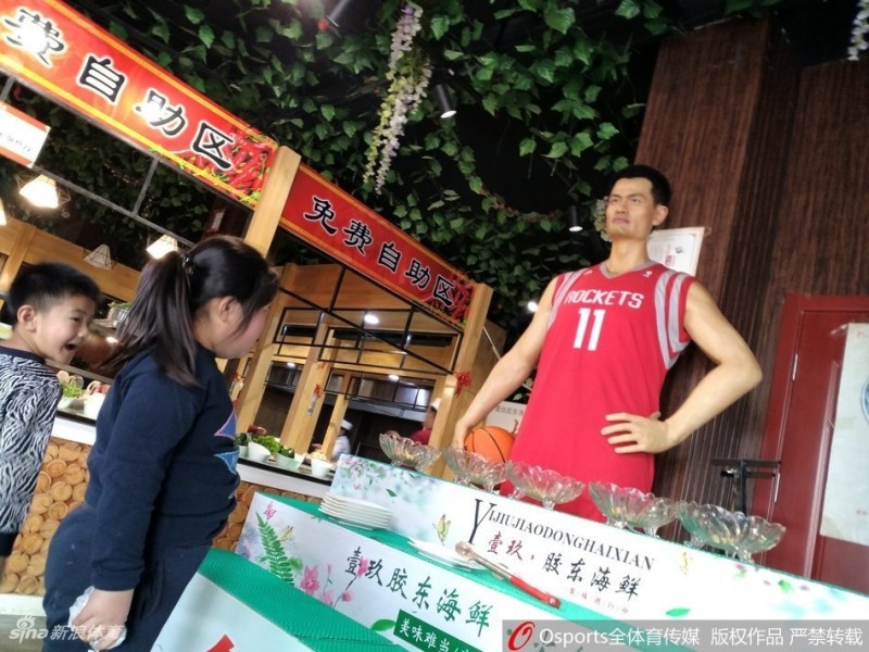 山东邹平饭店惊现“巨人”迎宾，姚明蜡像身穿火箭队服引围观