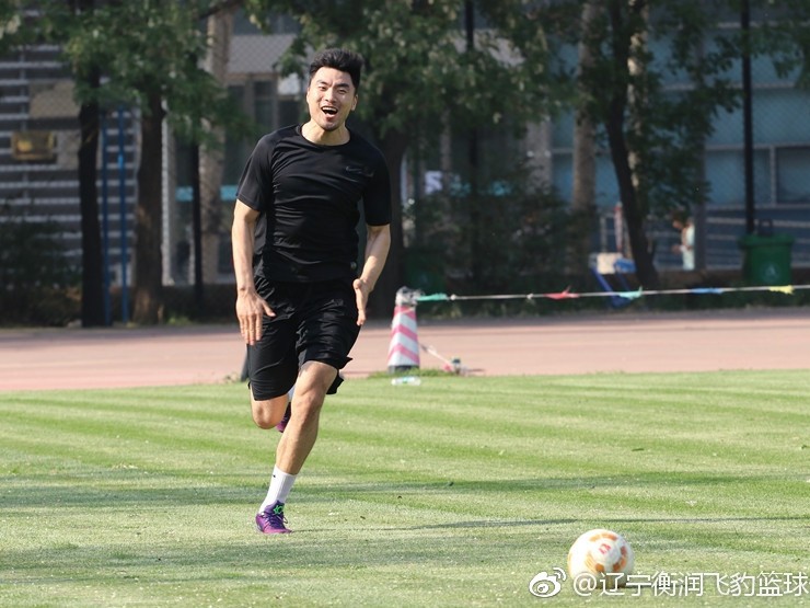 辽篮绿茵场奇遇记：当篮球巨人跨界踢足球，欢乐比比分更重要