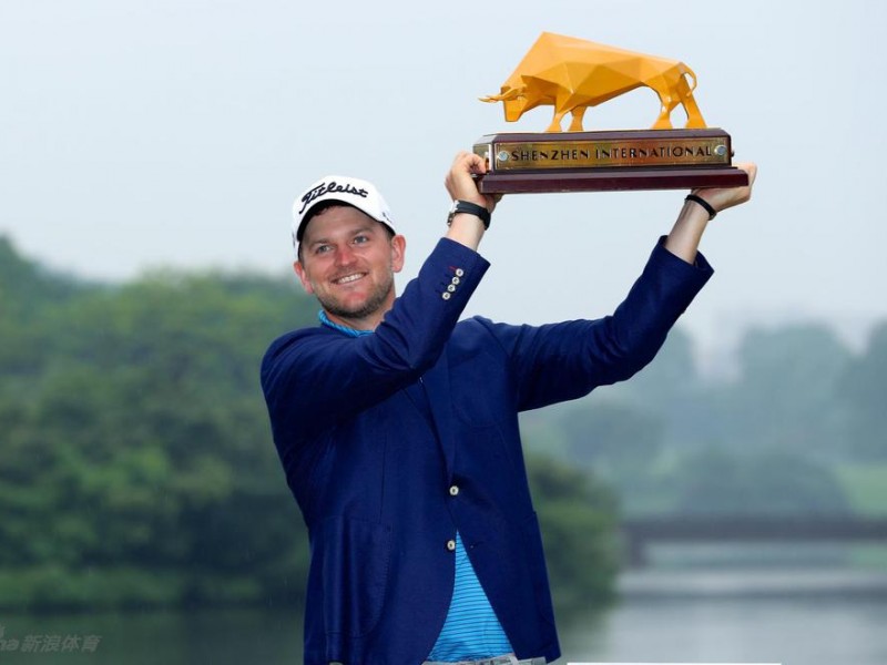 维斯伯格勇夺欧巡第四冠！加洞激战力克弗利特伍德，高举深圳国际赛奖杯