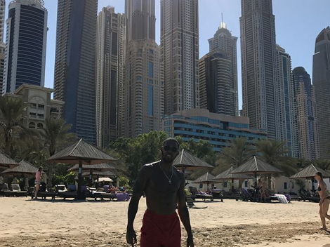 飞虎将的悠长假期 亚当斯迪拜沙滩享受阳光