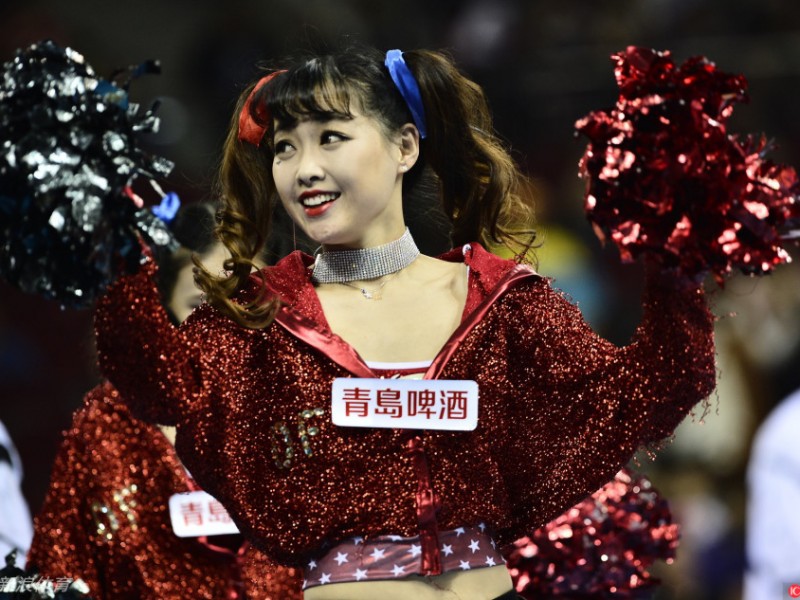 光影跃动：从暖场配角到赛场主角的篮球宝贝