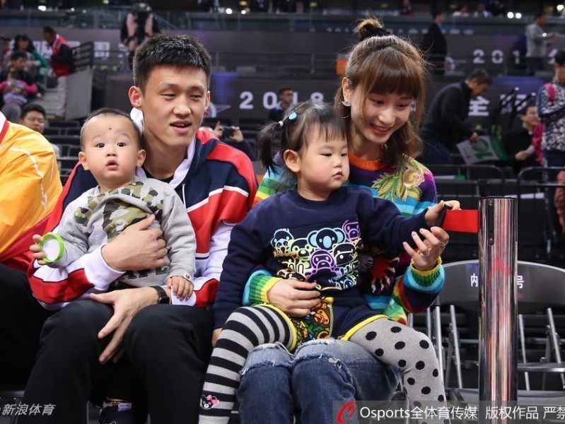 周鹏携家人观战星锐赛，铁血队长的温情一面