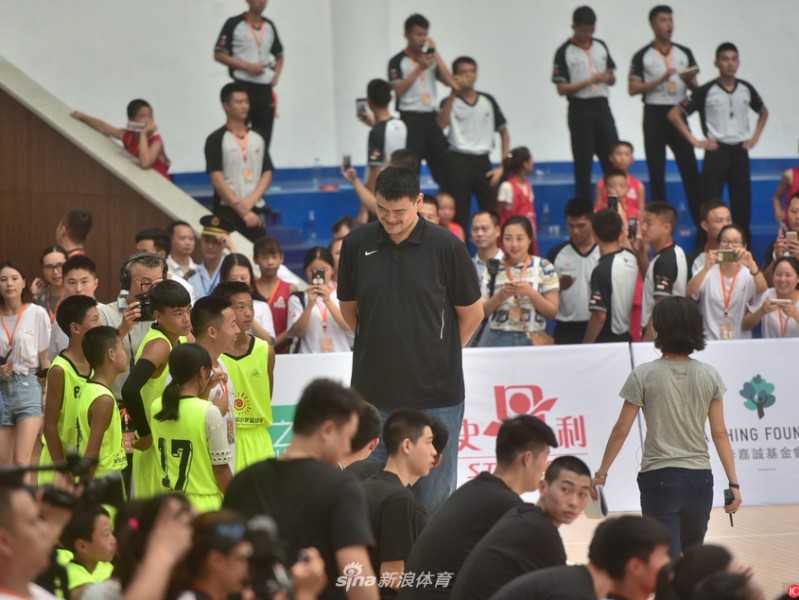 姚明内江之行全记录：屈膝指导小球员，以体育人播撒篮球火种