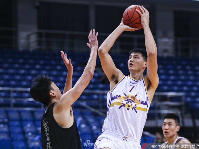 京城健儿夏日扬威，青岛赛场青春风暴席卷辽篮