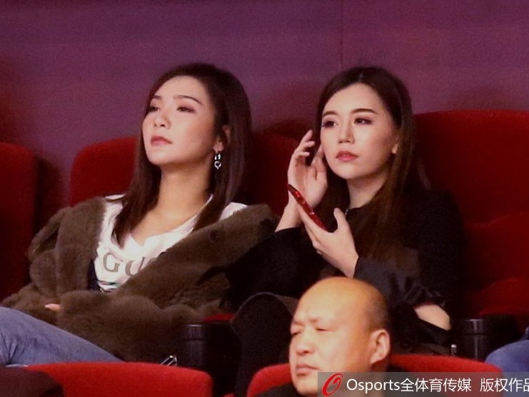 睢冉爱妻携丁彦雨航女友看台亮相，京鲁大战场外风景线温情上演