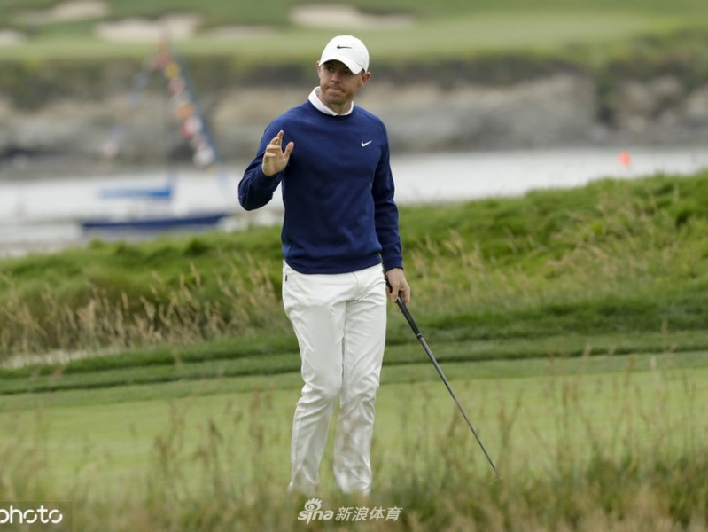 圆石滩海风轻拂美国公开赛首轮 群雄并起罗斯暂居榜首