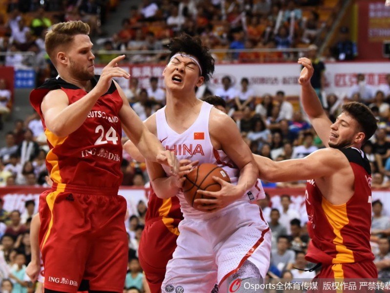 赛场兄弟情与老将担当：中国男篮的热血瞬间