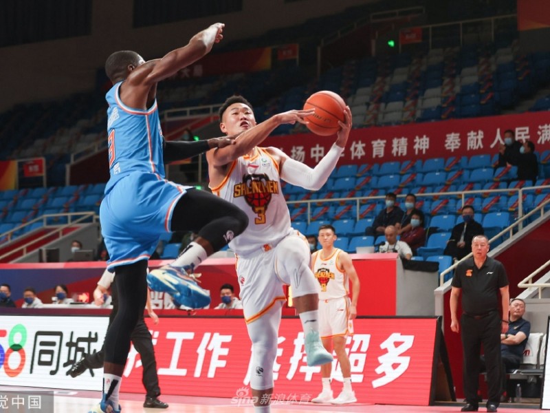 深圳烈豹主场击退山东高速，贺希宁独揽二十五分闪耀揭幕战