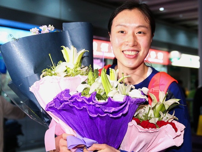 邵婷美国特训归来抵达北京 手捧鲜花笑容灿烂