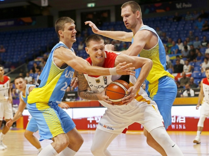 特拉维夫战车启动：德国男篮后诺天王时代迎首胜，施罗德狂砍32分击退乌克兰