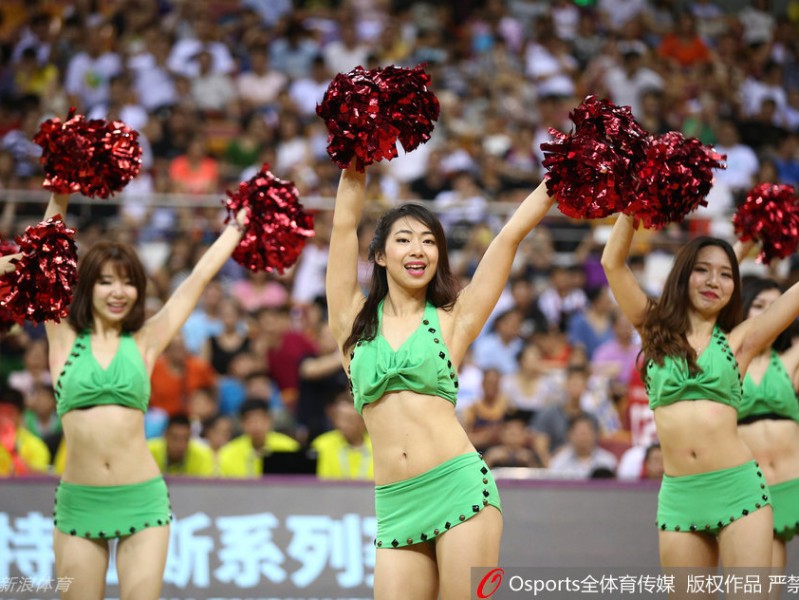 国奥男篮夏夜大胜立陶宛 篮球宝贝热舞点燃赛场激情