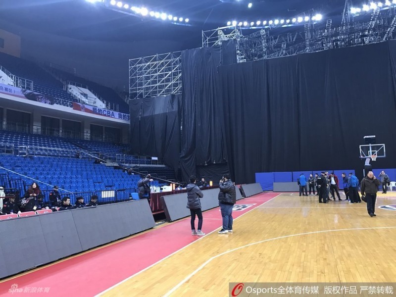 当篮球架遇见演唱会舞台：一场因“跨界”而取消的CBA比赛