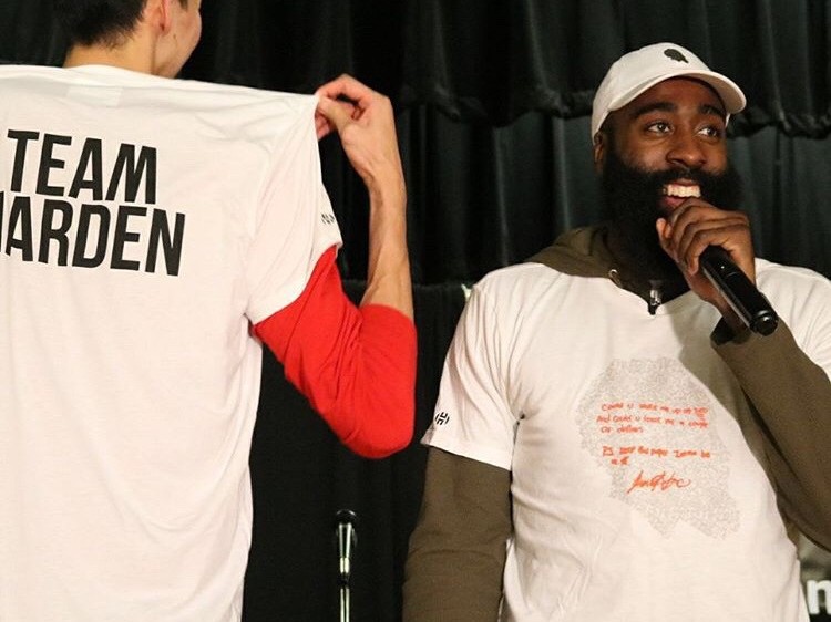 融入·感恩：周琦与哈登阿里扎的休城温情时刻