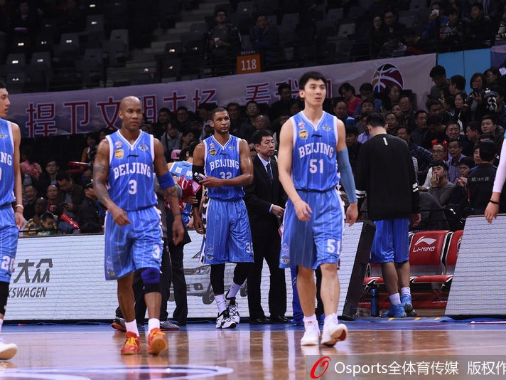 京城德比烽火录：马布里的怒吼与李慕豪的双面人生