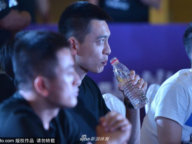 杨鸣现身沈阳三对三赛场 帅气依旧畅谈全运新目标