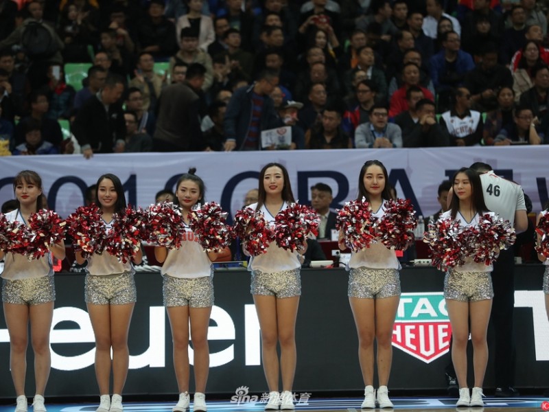 川辽大战激情上演 篮球宝贝舞动蓉城