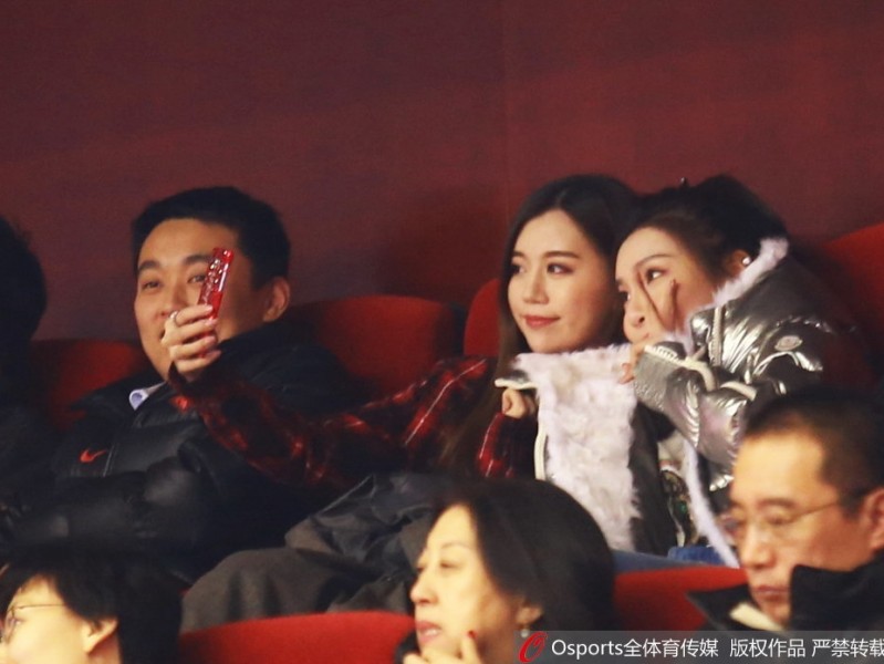 丁彦雨航女友与睢冉妻子场边自拍成风景 闺蜜情深见证山东男篮复仇辽宁