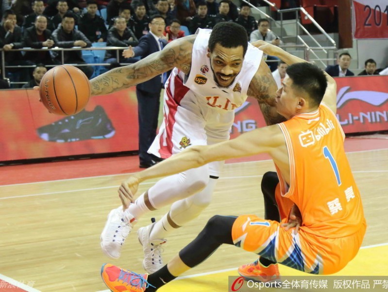 邓华德故地重游率吉林绝杀旧主上海，布朗罚球线献致命一击