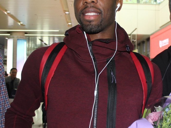 两冠王空降泉城！诺里斯·科尔携父抵济南，热情自拍引爆机场