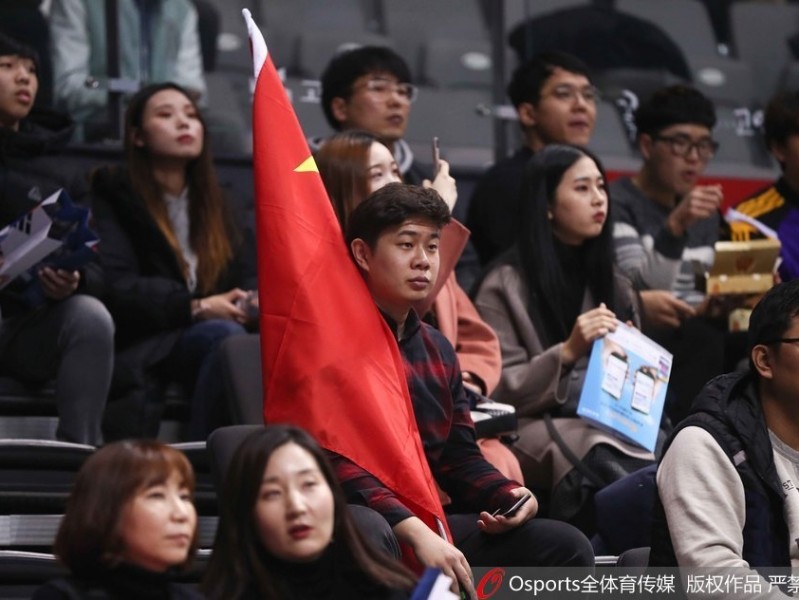 首尔客场飘扬的五星红旗，见证了那场属于中国男篮的青春风暴