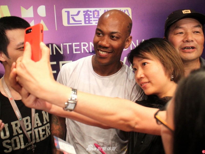 马布里空降上海电影节玩转自拍，从纽约之子到北京爷们的光影传奇