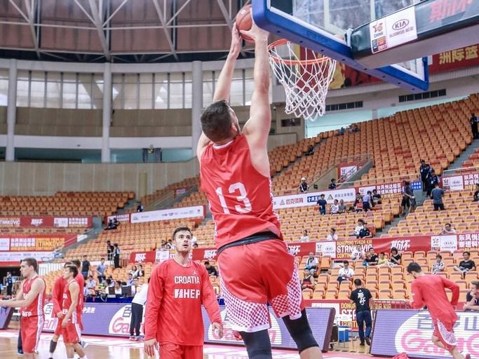 深圳雨夜静备战 克罗地亚青年军斯坦科维奇杯蓄势待发