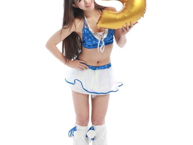 上海男篮啦啦队圣诞写真：圣诞宝贝俏皮送祝福