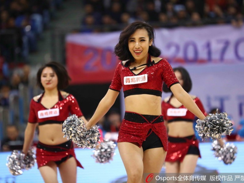 江苏肯帝亚篮球宝贝圣诞热舞，冬日球场绽放如火热情