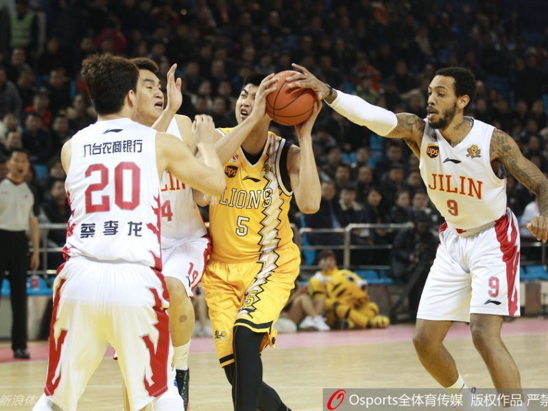 群星混战铸经典 CBA赛场那些热血瞬间与硬汉传奇