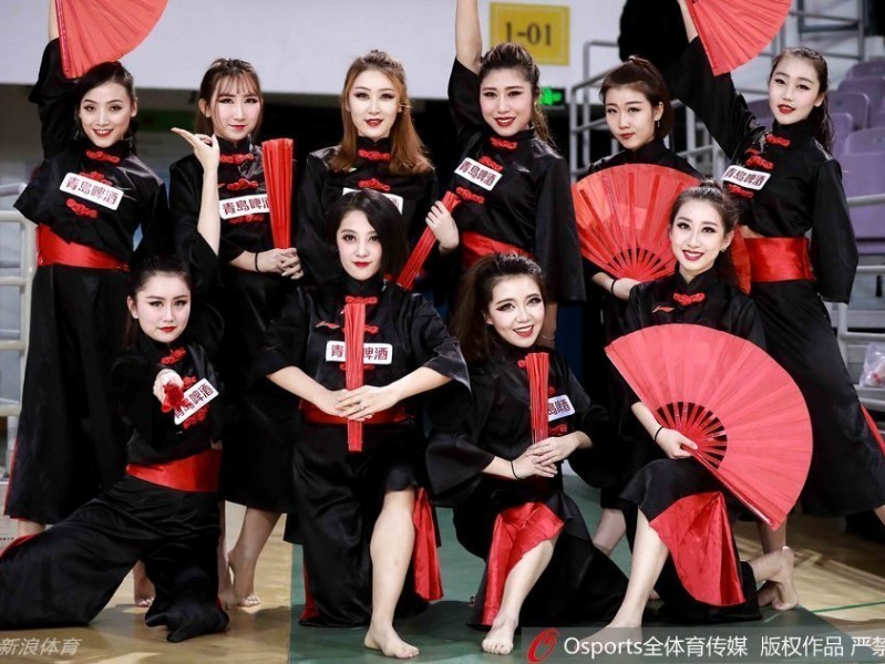 红扇摇曳燃赛场，篮球宝贝演绎青春热舞风情