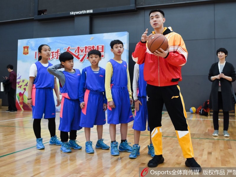 赵继伟方硕携手小篮球公益项目 全明星周末传递大梦想
