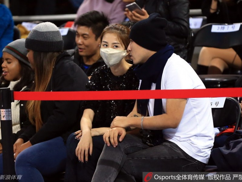 口罩遮不住的星芒：孙悦爱妻陈露五棵松观战记