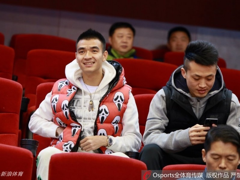 齐鲁冬夜篮球盛宴，看台星光熠熠耀全场