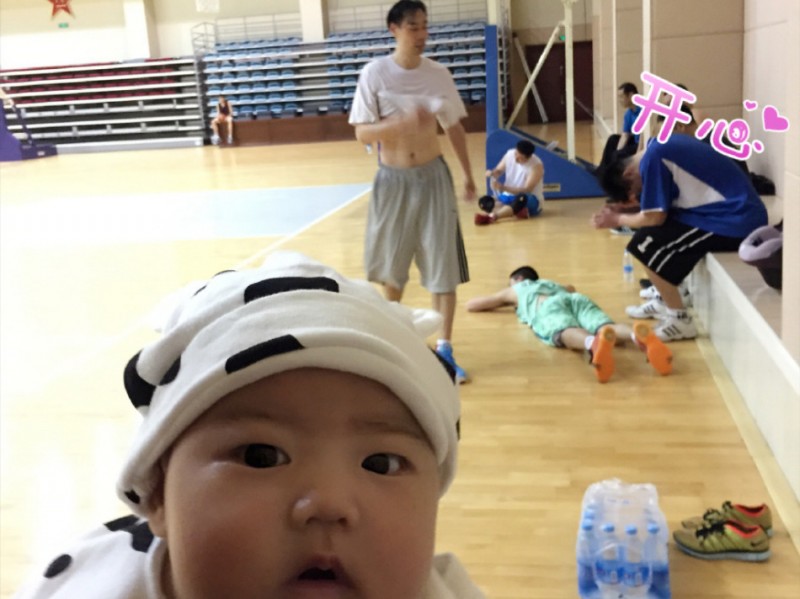 冠军奶爸携女重返球场 孟达在汗水与童真间寻找新平衡