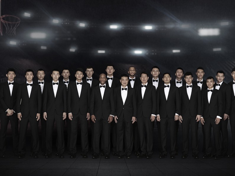 京城硬汉的西装革履 首钢男篮赛季前定格俊酷瞬间