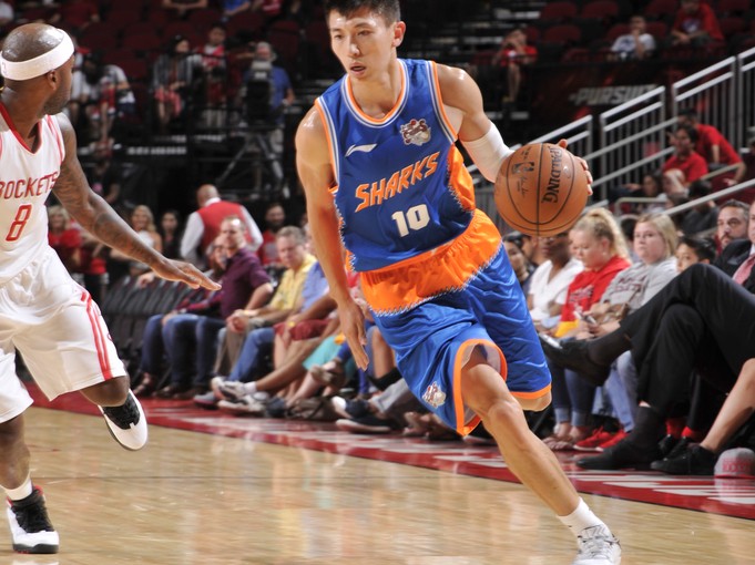 姚明见证下的历史性对决：火箭季前赛大胜上海大鲨鱼