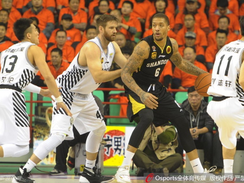 巅峰对决：比斯利狂潮遇辽篮铁骑，郭艾伦领航群星闪耀