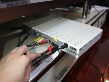 投影仪看电视怎么样？我家天花板变身巨幕影院后回不去了！