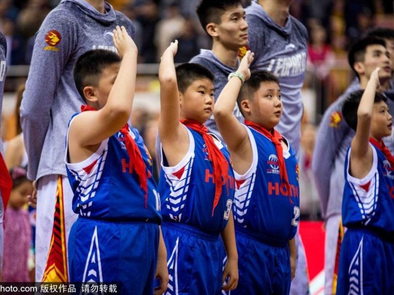 小小少年闯入CBA赛场，专注眼神抢镜成最萌风景线