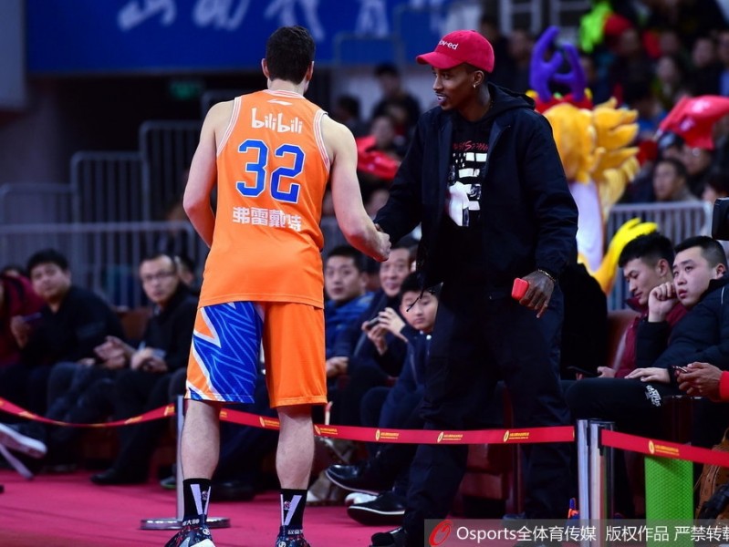 双洋枪狂轰七十八分 上海大鲨鱼客场痛饮汾酒迎开门红