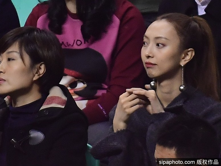 辽篮主场大胜八一，李晓旭爱妻与郭士强妻女场边助阵成温暖风景线