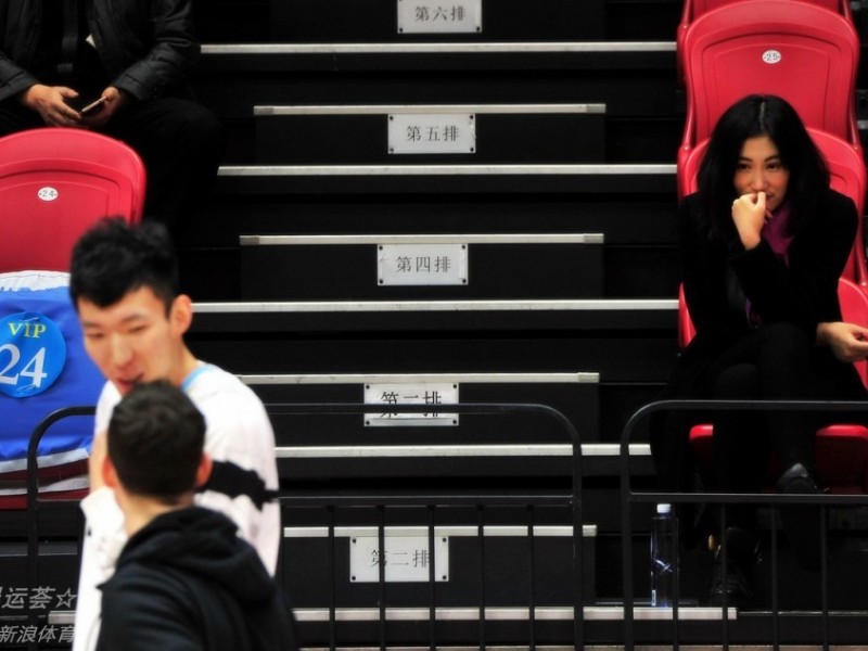 周琦女友现场观战新疆大胜八一，场边最美风景线