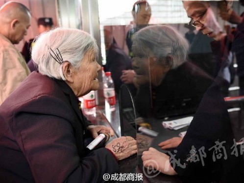 八旬慈母凌晨排队只为圆儿篮球梦 数百球迷主动让道温情暖蓉城