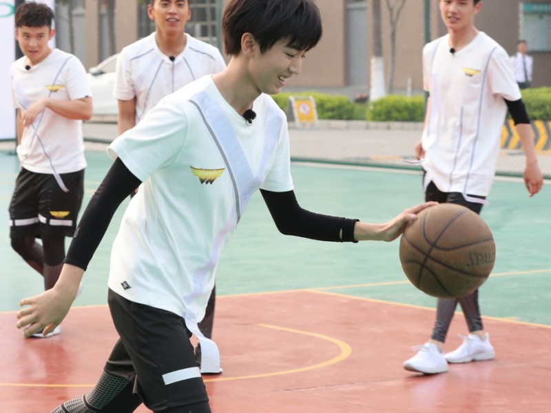 热血校草团篮球燃战！王俊凯刘昊然董子健王大陆校园争锋团魂炸裂