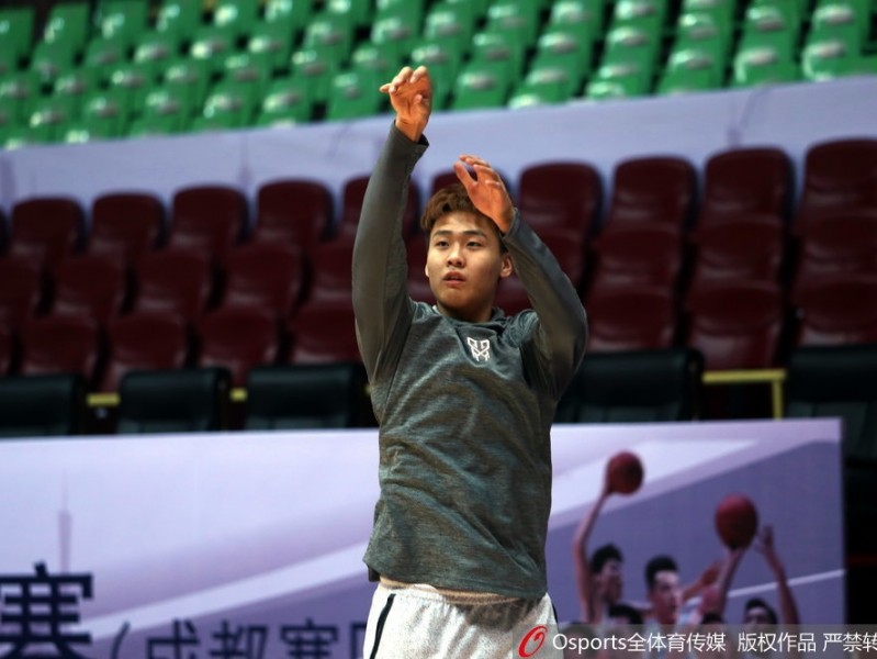 华南虎厉兵秣马迎恶战 易建联挥汗如雨扛重任