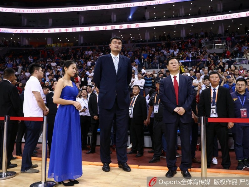 姚明颁奖致敬“林叔”：CBA首位突出贡献奖得主陈林的篮球传奇