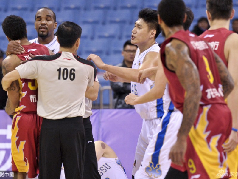 CBA赛场暴力何时休？布朗锁喉陈磊引发冲突事件回顾