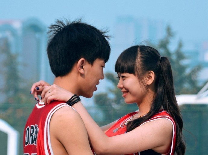球场边的对视，球衣里的心跳：这是我们最甜蜜的校园爱情