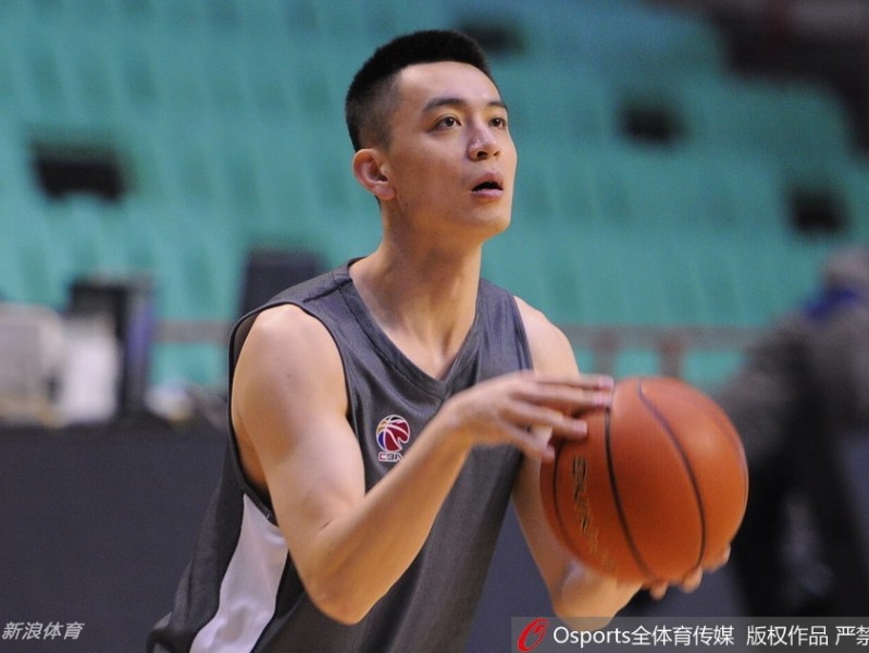 辽篮训练场边的温暖守候：那些为球迷停步的英雄