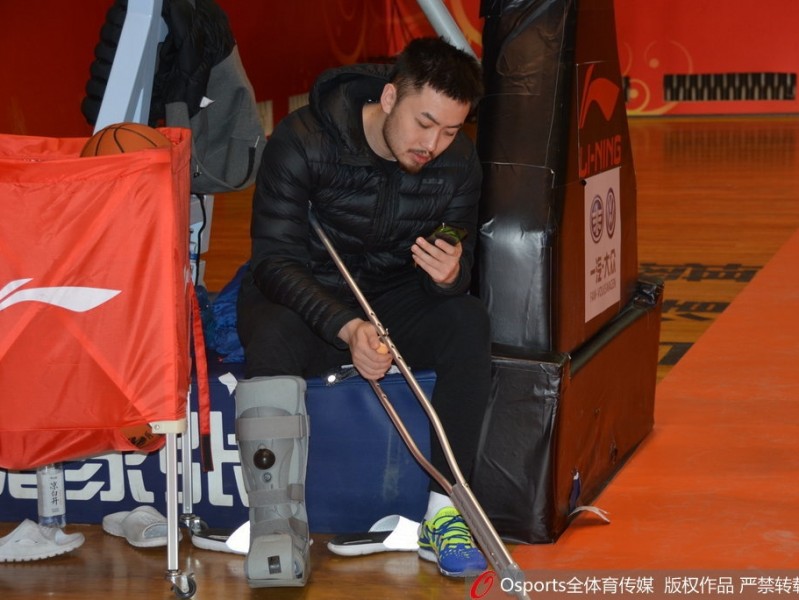 铁血队长的拄拐身影：睢冉伤停期心系山东男篮，三连客前现身训练场送行